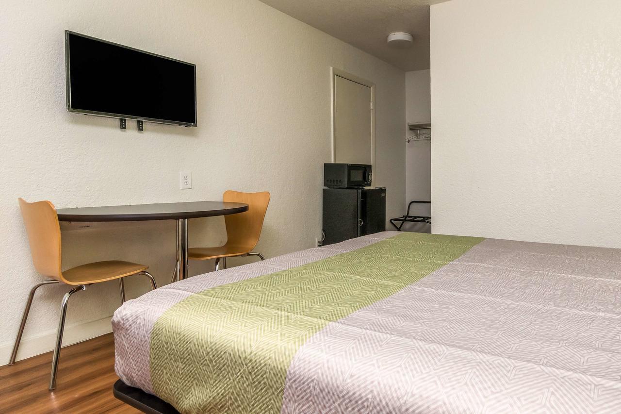 Motel 6 Fort Worth North Haltom City Bagian luar foto