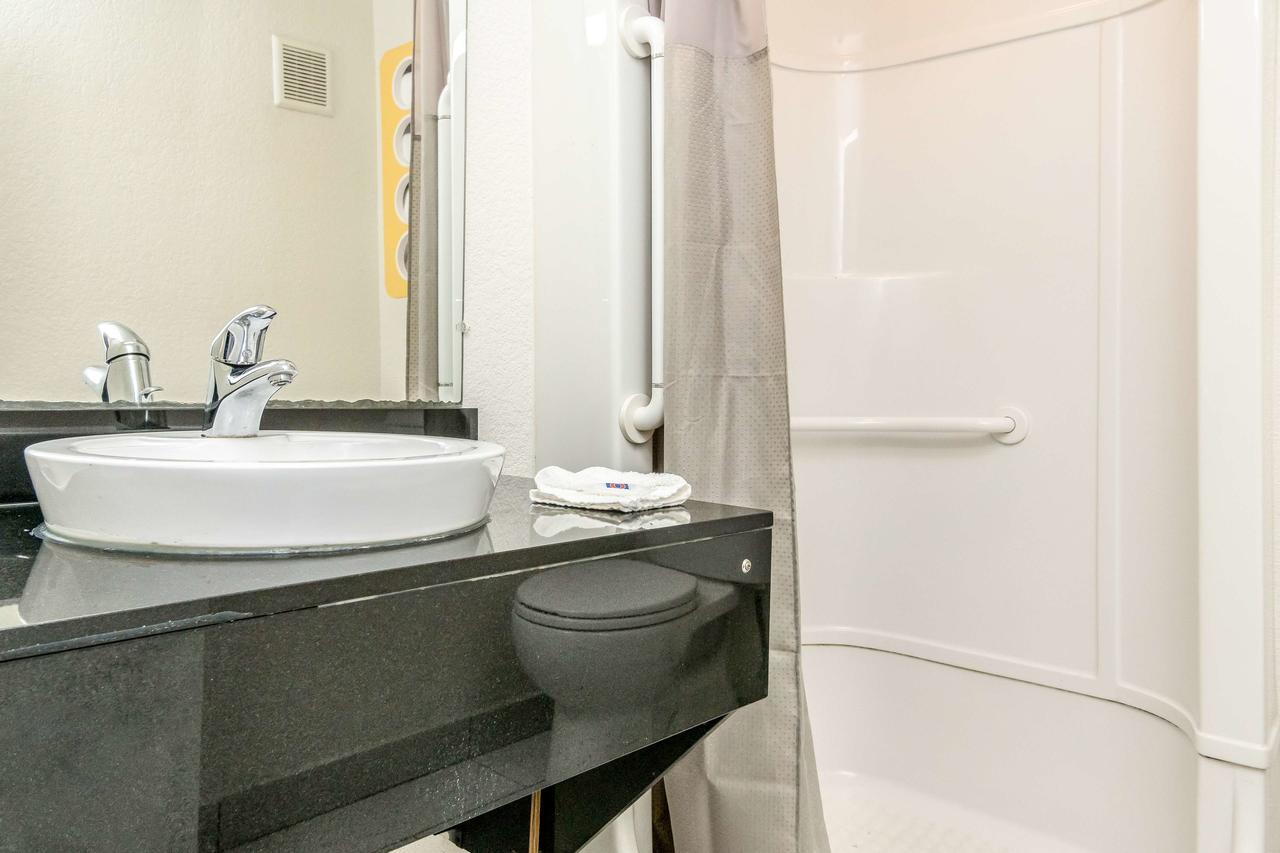 Motel 6 Fort Worth North Haltom City Bagian luar foto