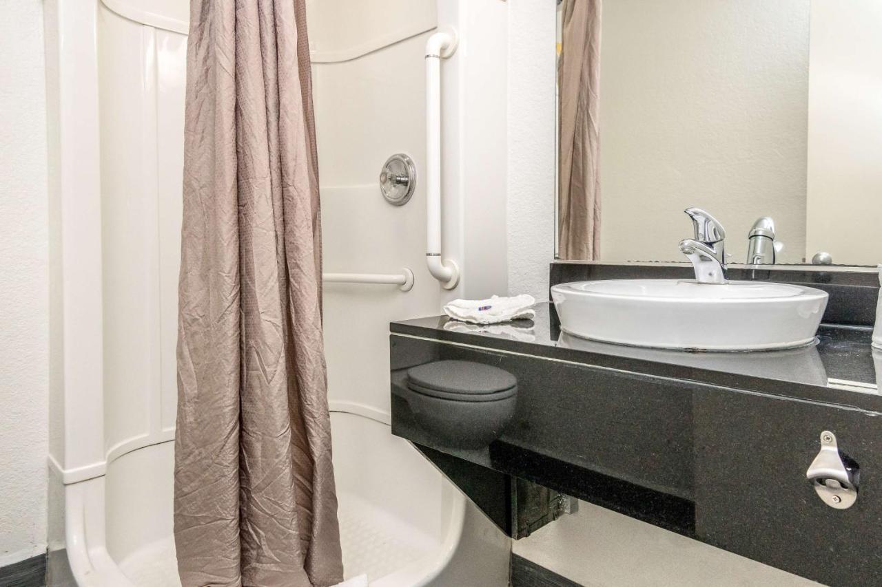 Motel 6 Fort Worth North Haltom City Bagian luar foto