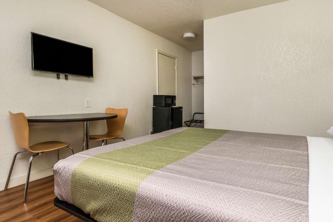 Motel 6 Fort Worth North Haltom City Bagian luar foto